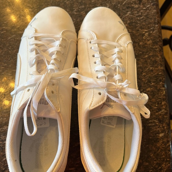 Women’s white Puma sneaker in size 8. - Picture 2 of 4